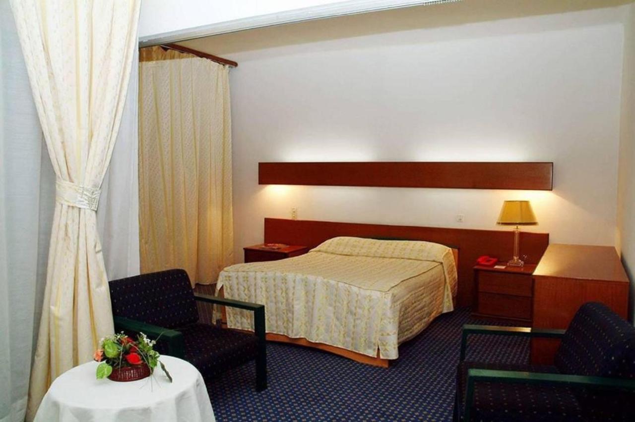 Hotel Chelia บัตนา ภายนอก รูปภาพ